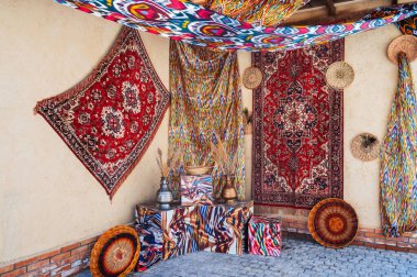 Özbekistan, Taşkent 'teki doğu pazarında güzel klasik Arap el yapımı kırmızı halılar.
