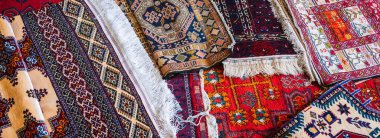 Semerkant 'taki Özbekistan pazarında geleneksel Asya halıları yığını