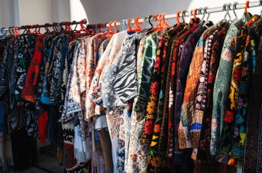 Asya 'daki doğu pazarında geleneksel Asya elbiseleri parlak renkli desenli.