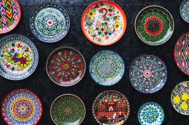 Özbekistan 'da siyah bir arkaplan üzerine elle boyanmış Özbek seramik plakaları