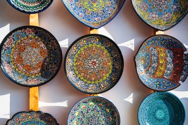 Özbekistan, Taşkent 'te Özbekistan' daki doğu sokak pazarında el yapımı geleneksel Asya Arap Özbek seramik plakaları