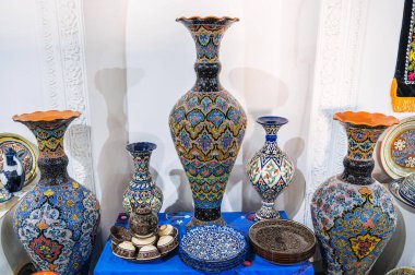 Özbek el yapımı seramik vazolar ve Taşkent Özbekistan 'daki çömlek atölyesinde geleneksel Asya renklerine uygun el boyaması vazolar