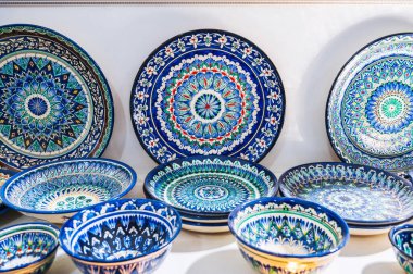 Özbek el yapımı seramik plakalar ve el boyası geleneksel Doğu Asya deseni Taşkent Özbekistan 'da