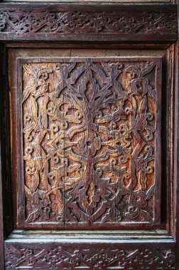 Tacik 'in doğusundaki İslami kandakori desenleri Tacikistan' ın antik ahşap kapısının üzerindeki arabesk süslemesi.
