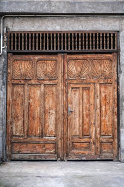 Özbekistan 'da geleneksel Özbek oymalı ahşap kapı süsü