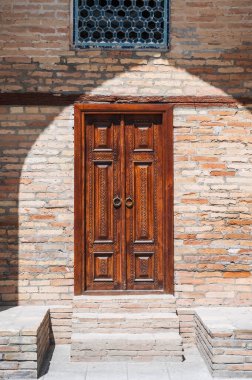 Kukeldash Madrasah 'a ahşap kapı. Özbekistan, Taşkent' te geleneksel Özbek desenli süslemelerle süslenmiş.