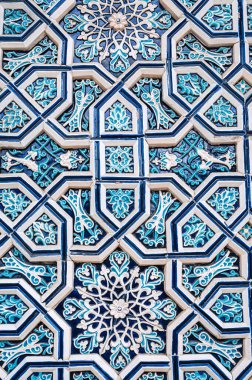 Doğulu İslami desenli, mavi ve beyaz çiçeklerle süslenmiş Özbek mozaiği