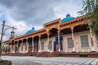 Taşkent 'te Ahşap oyma sütunlar ve doğulu Özbek mozaikleriyle Siyasi Baskı Mağdurları Müzesi cephesi