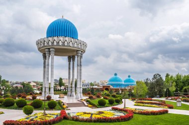 Özbekistan 'ın Taşkent kentindeki parkta Vatanseverler Anıtı ve Siyasi Baskı Mağdurları Müzesi