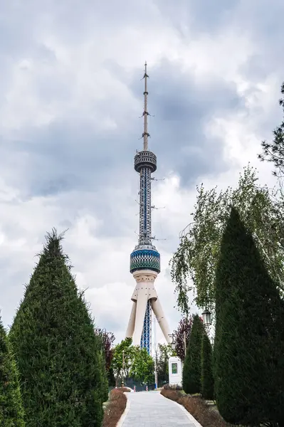 Landmärke Torn Tasjkent Uzbekistan Mot Bakgrund Park Våren Molnig Himmel — Stockfoto