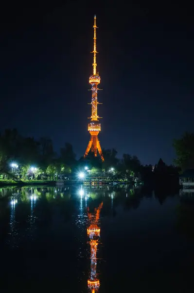 Torre Televisión Iluminada Por Noche Taskent Uzbekistán Con Reflejo Agua — Foto de Stock