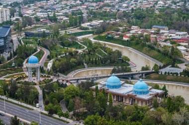 Taşkent 'teki gözlem güvertesinden, Siyasi Baskı Mağdurları Müzesi' nin ve Vatanseverlik Anıtı 'nın İHA' sının üstündeki hava manzarası. Taşkent, Özbekistan - 16 Nisan 2024
