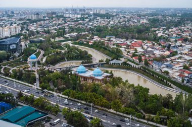 Taşkent 'teki televizyon kulesindeki gözlem güvertesinden, Siyasi Baskı Mağdurları Müzesi ve Vatanseverlik Anıtı' nın hava görüntüsü. Taşkent, Özbekistan - 16 Nisan 2024