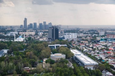 Taşkent şehrinin insansız hava aracı ve televizyon kulesindeki gözlem güvertesinden gökdelenler. Taşkent, Özbekistan - 16 Nisan 2024