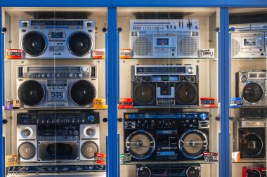 Çeşitli klasik Japon kaset kaydedicileri, taşınabilir müzik kutuları ve kaset kasetleri dükkanın rafında. Taşkent, Özbekistan - 16 Nisan 2024