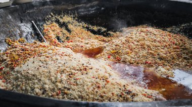Özbekistan 'daki Taşkent Pilaf Merkezi Besh Qozon' da mutfakta büyük bir kazanda geleneksel Asyalı Özbek pilavı