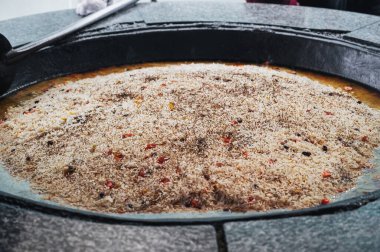 Özbek mutfağının yemeği, Özbekistan 'daki Taşkent Pilaf Merkezi Besh Qozon' daki bir Asya restoranının mutfağındaki büyük kazanda pirinç pilavıdır.