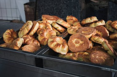 Geleneksel Asya ekmeği fırının tezgahında. Özbekistan 'ın Taşkent kentinde geleneksel Özbek ekmeği