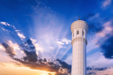 Özbekistan 'ın Taşkent kentindeki yeni Minor Camii' nin mermer beyaz minaresi güzel mavi günbatımı gökyüzünün arka planında