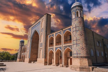 Özbekistan 'ın Taşkent kentindeki antik Özbek İslami Kukeldash medresesinin dışındadır. Asya 'daki yaşlı medrese güzel günbatımı gökyüzünün arka planında