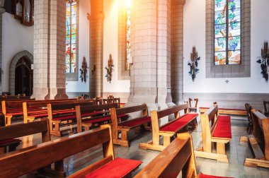 Katolik kilisesinin içindeki sıralar. Özbekistan, Taşkent 'teki İsa' nın Kutsal Kalbi Katedrali