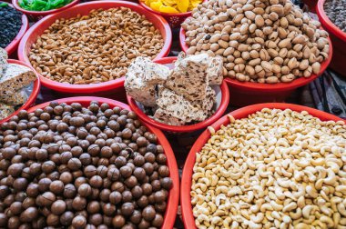 Fındık çeşitleri, kurutulmuş meyve çeşitleri ve Özbek halkası pazardaki doğu gıda pazarında tezgahın üzerinde