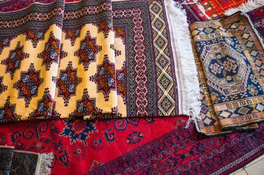 Özbekistan, Taşkent pazarında geleneksel Asya kökenli Özbek el yapımı renkli halılar yığını