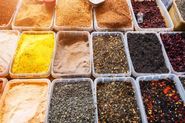 Özbekistan 'daki tezgahın üzerindeki Asya pazarında çeşitli doğu baharatları ve bitkisel çayların çeşitliliği