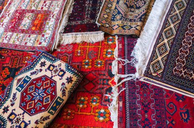 İstanbul 'daki Türkiye pazarında Türk el yapımı renkli halılar