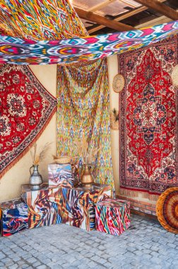 Özbekistan, Taşkent 'teki doğu pazarında güzel pahalı geleneksel el yapımı kırmızı halılar.