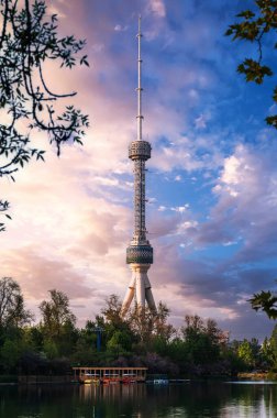 Özbekistan 'ın Taşkent kentindeki TV kulesinde yaz aylarında mavi gökyüzünün altında nehir suyu var.