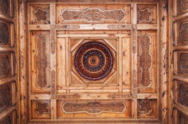 Özbekistan 'ın Taşkent kentindeki Siyasi Baskı Mağdurları Müzesi' nde Özbekçe desenli eski ahşap tavana oyulmuş Özbek süsü