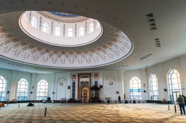Müslüman erkekler, Küçük Özbek İslam Camii 'nin içinde namaz kılıyor. Taşkent, Özbekistan - 16 Nisan 2024