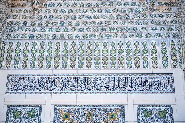 stock image Uzbek ceramic tile decor with oriental Arabic patterns and ornaments on portal of the Minor Mosque in Tashkent in Uzbekistan