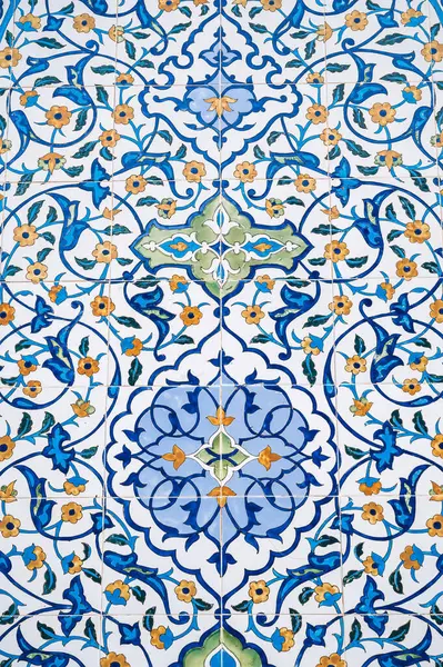 Geleneksel Özbek çiçekli desenli seramik fayans. Özbekistan 'ın Taşkent kentindeki Beyaz Cami Duvarı