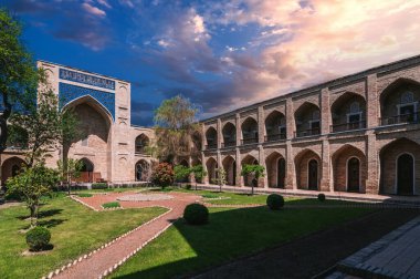 Özbekistan 'ın Taşkent kentindeki eski Özbek Kukeldash Madrasah avlusunda. Ortaçağ İslami medresesi yazın güzel bir gökyüzü altında