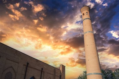 Hast İmam Camii 'nin antik minaresi yazın güzel günbatımı gökyüzünün arka planında. Özbekistan, Taşkent 'te İslami Mimari Kompleksi Hazreti İmam