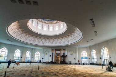 Özbek İslam Camii 'nde Müslüman erkekler namaz kılıyor. Taşkent, Özbekistan - 16 Nisan 2024