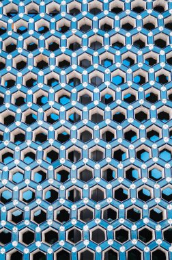 Özbekistan 'daki Müslüman İslami Camii' nin seramik pencere üzerindeki desenli geleneksel Özbek örgüsü