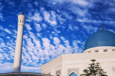 Minor Camii 'nin beyaz minaresi ve mavi kubbesi Taşkent Özbekistan' da bulutlu gökyüzünün arka planında