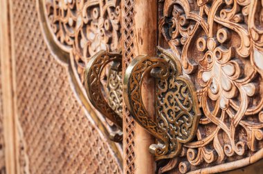 Geleneksel oryantal Özbek İslami desenli, bronz saplı ahşap kapı.