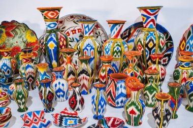 Özbek seramik vazoları, Özbekistan 'daki çömlekçilik atölyesinin doğu hediyelik eşya dükkanında elle boyanmış tabaklar