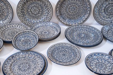 Özbekistan 'daki çömlek atölyesinde elle boyanmış İslami kalıplı Özbek seramik plakası