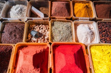 Özbekistan 'daki Özbek Çarşısı' nda tezgahın üzerinde çeşitli doğu baharatları var.