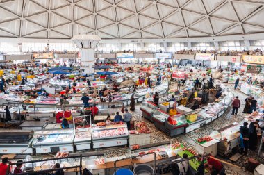 Geleneksel Asyalı Özbek Koro Pazarı. Satıcılar ve alıcılardan oluşan bir kalabalık. Taşkent, Özbekistan - 17 Nisan 2024