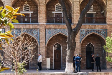 Kukeldash Madrasah 'ın eski İslami eğitim bahçesindeki öğrenciler. Taşkent, Özbekistan - 17 Nisan 2024