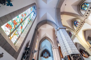 Bir Katolik kilisesinin içinde vitraylı camlar var. Özbekistan, Taşkent 'teki İsa' nın Kutsal Kalbi Katedrali