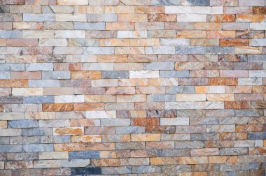 Duvarın dokusu modern renkli dekoratif tuğlalardan yapılmıştır.