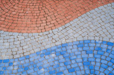 çok renkli asfalt levhalarla döşenmiş bir kaldırım dokusu