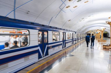 Taşkent metrosundaki Bodomzor İstasyonu. Taşkent, Özbekistan - 17 Nisan 2024